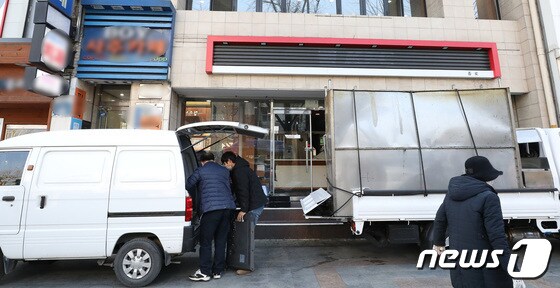 1984년 4월 국내에 오픈한 KFC 1호점인 종로점이 38년만에 영업을 종료한 3일 오전 서울 종로구 KFC 종로점에서 관계자들이 철거 작업에 나서고 있다. 2022.1.3/뉴스1 © News1 임세영 기자