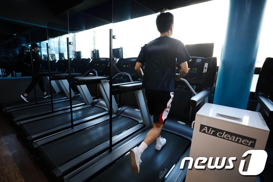 2022년 1월 3일 서울 시내의 한 실내체육시설에서 시민들이 운동을 하고 있다. 2022.1.3/뉴스1 © News1 성동훈 기자