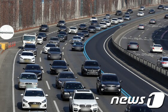 설 연휴 정체되는 고속도로. /뉴스1 © News1 황기선 기자