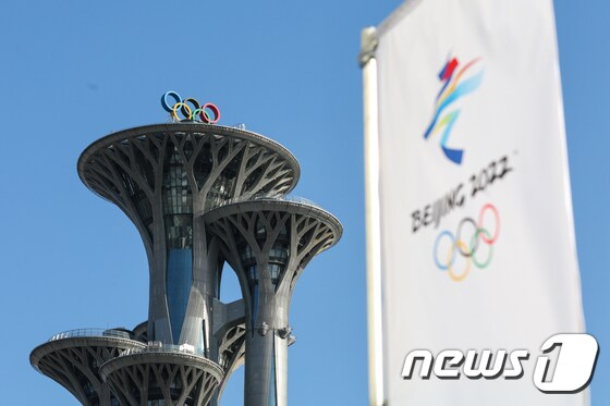2022 베이징동계올림픽을 4일 앞둔 31일 베이징 메인 미디어 센터(Main Media Centre)에서 올림픽타워를 배경으로 대회를 알리는 깃발이 걸려 있다. 2022.1.31/뉴스1 © News1 안은나 기자