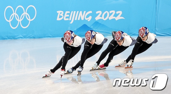 2022 베이징 동계올림픽 개막을 앞둔 31일 중국 베이징 캐피털 실내 경기장에서 대한민국 여자 쇼트트랙 대표팀 선수들이 훈련을 하고 있다. 2022.1.31/뉴스1 © News1 박지혜 기자