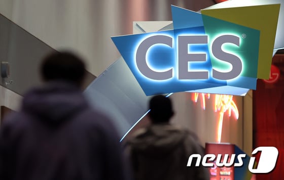 세계 최대 전자 전시회인 CES 2022 개막을 이틀 앞둔 3일(현지시간) 미국 네바다주 라스베이거스 컨벤션센터에 CES 조형물이 설치돼 있다. 2022.1.4/뉴스1 © News1 조태형 기자