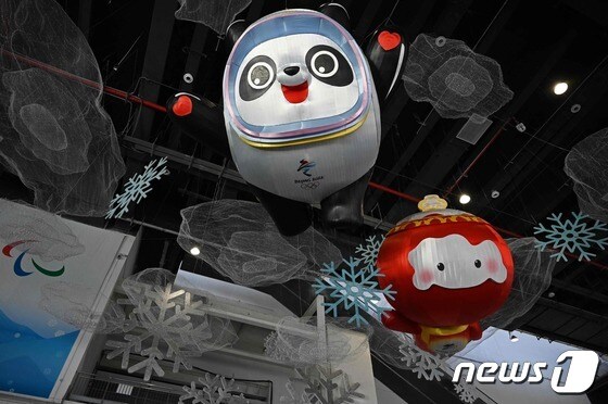 2022 베이징 동계올림픽의 마스코트는 판다를 형상화한 빙둔둔(왼쪽)이다. © AFP=뉴스1