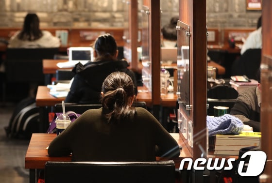 법원이 학원과 독서실, 스터디카페의 방역패스 의무화 효력의 '일시 정지'를 결정한 가운데 지난 5일 서울의 한 스터디카페에서 학생들이 공부를 하고 있다. /뉴스1 © News1 이성철 기자