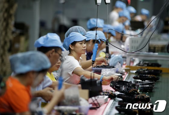 2019년 8월9일 중국 선전 '마츠텍' 공장에서 노동자들이 로봇청소기 생산라인에서 일하고 있다. 2022.01.06/news1 © 로이터=뉴스1 © News1 김민수 기자