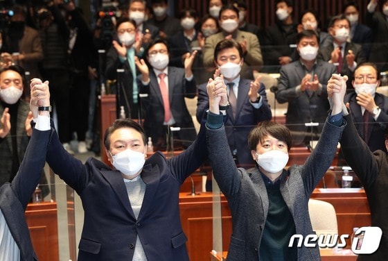 국민의힘 윤석열 대선 후보와 이준석 대표가 6일 오후 서울 여의도 국회에서 열린 의원총회에서 손을 맞잡아 보이고 있다. 갈등이 수면아래로 가라 앉는 듯하지만 일부 의원들이 