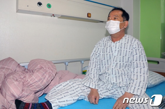 7일 오후 광주 서구 한 종합병원 입원실에서 만난 홍창남씨(62)가 자신의 사연을 털어놓고 있다. 2022.1.8/뉴스1