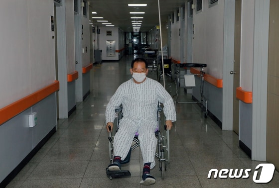 7일 오후 광주 서구 한 종합병원에서 만난 홍창남씨(62)의 모습. 2022.1.8/뉴스1