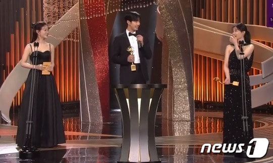 지난달 31일 SBS연기대상에서 김유정(오른쪽)과 베스트 커플상을 받은 안효섭(가운데)이 