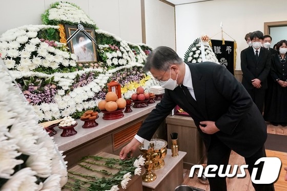 문재인 대통령이 9일 오후 광주 동구 조선대학교병원장례식장에 마련된 고(故) 이한열 열사의 어머니 배은심 여사의 빈소를 찾아 헌화하고 있다.(청와대 제공)2022.1.9/뉴스1