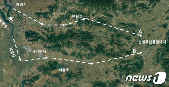 북한 대동강에서 신계곡산용암대지 사이 운하 예상 2개 경로 .(구글어스, 통일연구원 보고서 갈무리)© News1 