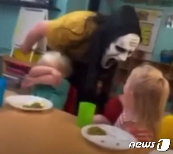 영화 '스크림'의 연쇄살인마가 착용한 가면을 쓰고 아이를 겁박하는 어린이집 교사. (유튜브)