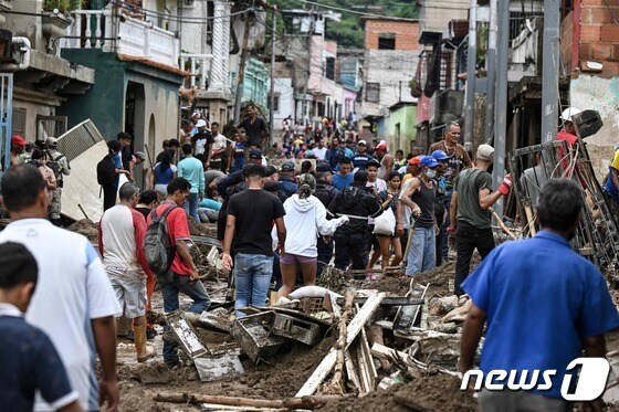 대규모 산사태가 발생한 베네수엘라 동부 도시 라스테제리아스의 한 거리 모습 © AFP=뉴스1