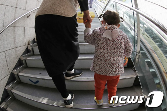 임산부의 날인 10일 서울시청 인근에서 어머니와 아이가 함께 계단을 오르고 있다. 2022.10.10/뉴스1 © News1 조태형 기자
