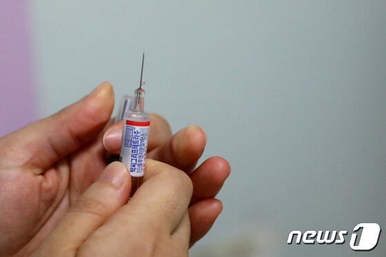 11일 오전 서울의 한 병원 의료진이 독감 예방접종을 준비하고 있다. 2022.10.11/뉴스1 © News1 황기선 기자