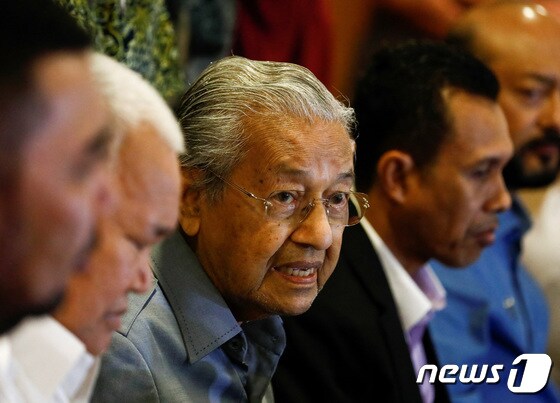 11일 (현지시간) 말레이시아 푸트라자야에서 마하티르 모하맛 전 말레이시아 총리(97)가 기자회견에 참석한 모습이다.2022.10.15 © News1 한병찬 기자