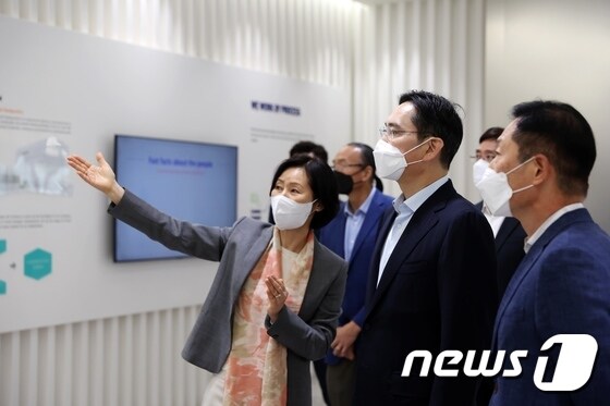 이재용 삼성전자 부회장이 11일 인천 송도 삼성바이오에피스를 방문, 연구소를 살펴보고 있다. (삼성전자 제공) 2022.10.11/뉴스1