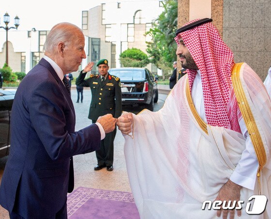 무함마드 빈 살만 왕세자가 7월15일(현지시간) 사우디아라비아 제다의 알 산만 궁전에 도착한 조 바이든 미국 대통령과 주먹을 맞대고 인사하고 있다. 2022.07.15/뉴스1 © 로이터=뉴스1