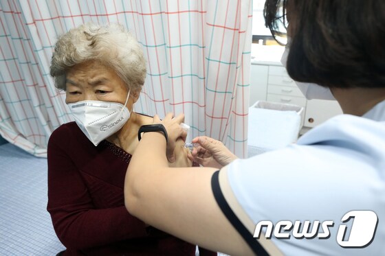 만 75세 이상 고령층에 대한 인플루엔자(독감) 국가 예방접종이 시작된 12일 오후 서울 동작구 더본병원에서 해당 어르신이 예방접종을 받고 있다. 2022.10.12/뉴스1 © News1 황기선 기자