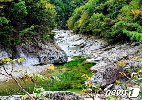 백담계곡. 하얀 암반과 바위 사이로 옥색 초록물이 가득 담겨 흐르는 아름다운 풍경.