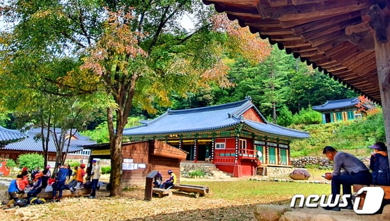 영시암 풍경. 조선시대 학자 김창흡이 이곳에서 은거할 때 호랑이가 그의 하인을 물어갔다는 곳에서, 등산객들이 점심을 즐기고 있다.