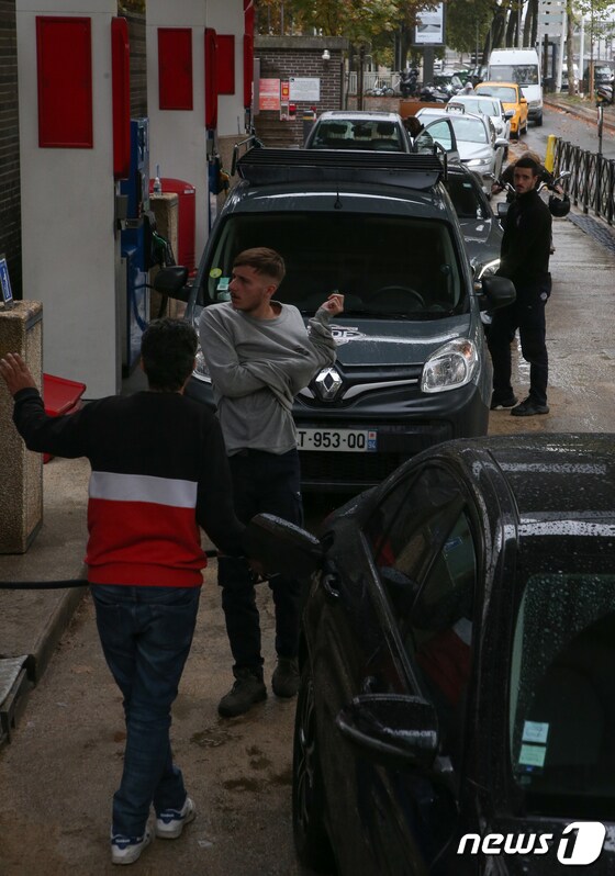 13일 오후(현지시간) 프랑스 파리의 한 주유소에서 기름을 채우려는 차량이 줄 지어 서 있다.  2022.10.13/뉴스1. © News1 이준성 기자