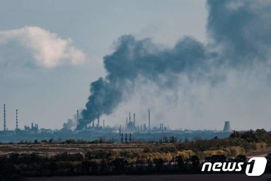 13일(현지시간) 우크라이나 도네츠크에 있는 화력 발전소가 러시아 군의 포격을 받아 검은 연기가 솟아오르고 있다. © AFP=뉴스1 © News1 우동명 기자