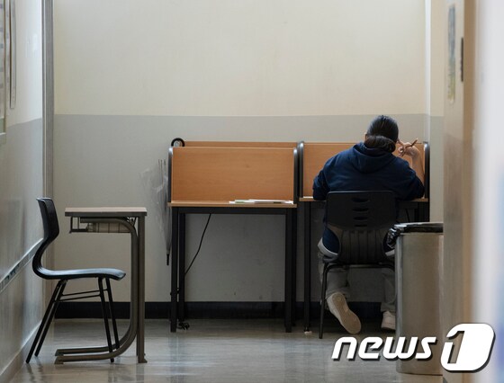 서울 마포구 종로학원에서 수험생이 공부를 하고 있다. /뉴스1 © News1 신웅수 기자