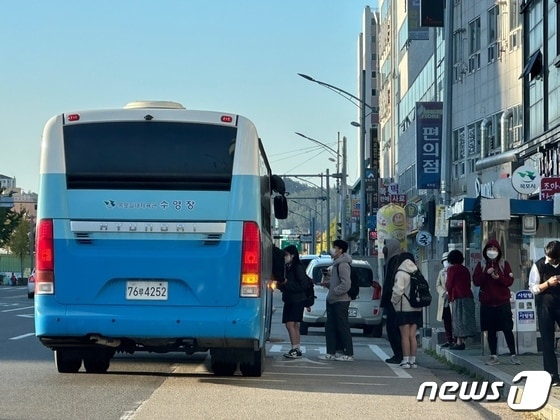 목포시내버스가 총 파업에 들어간 18일 긴급 투입된 임시 차량에 학생들이 오르고 있다. 2022.10.18/뉴스1 © News1 