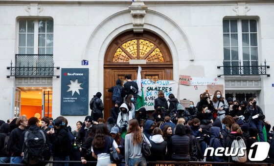 18일(현지시간) 프랑스 파리에서 학생들이 시위를 하며 리시 몽테뉴 고등학교의 입구를 막고 있다. 프랑스에서는 정유업계에서 촉발된 임금 인상 파업이 전국적으로 번지고 있다. © 로이터=뉴스1 © News1 권진영 기자