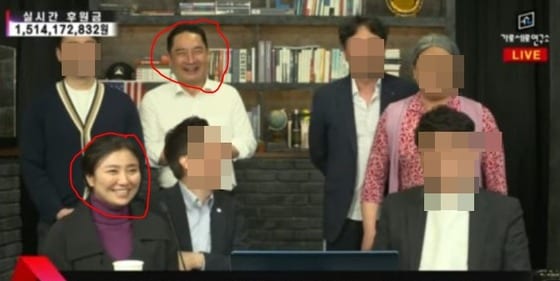 지난 4월 8일 유튜브 채널 '가로세로연구소'에서 강용석 변호사(왼쪽 위 붉은 원)와 김소연 변호사(아래 붉은 원) 등이 강 변호사의 경기지사 선거 출마를 위한 후원금 모금 방송을 하고 있는 모습.  24시간만에 19억7000만원이 모였다. (유튜브 갈무리) © 뉴스1