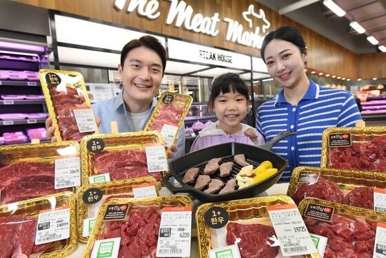 19일 모델과 어린이가 서울 등촌동 '홈플러스 메가푸드마켓' 강서점에서 '한우Day' 행사 상품을 선보이고 있다.(홈플러스 제공)