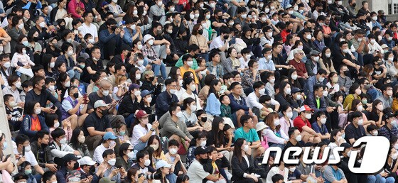 2일 서울 용산구 전쟁기념관을 찾은 일부 시민들이 마스크를 벗은 채 K-밀리터리 페스티벌의 일환으로 진행되는 공연을 관람하고 있다. 2022.10.2/뉴스1 © News1 조태형 기자
