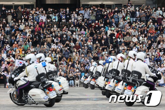 2일 서울 용산구 전쟁기념관을 찾은 일부 시민들이 마스크를 벗은 채 K-밀리터리 페스티벌의 일환으로 진행되는 공연을 관람하고 있다. 2022.10.2/뉴스1 © News1 조태형 기자