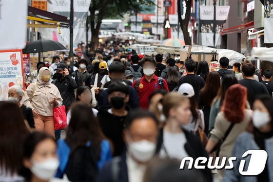 입국 후 PCR검사 의무 해제 이틀 째인 2일 서울 중구 명동거리가 외국인 관광객들과 나들이를 나온 시민들로 붐비고 있다. 2022.10.2/뉴스1 © News1 조태형 기자