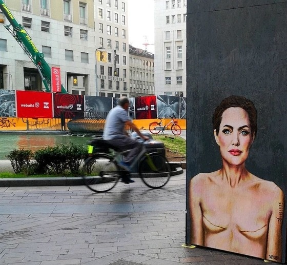 이탈리아 밀라노 산 바빌라 광장 외벽 한쪽에 등장한 배우 안젤리나 졸리 벽화. (알렉산드로 팔롬포 인스타그램 갈무리)