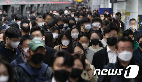 21일 오전 서울 종로구 광화문역에서 시민들이 마스크를 착용한 채 출근하고 있다. 2022.10.21/뉴스1 © News1 임세영 기자