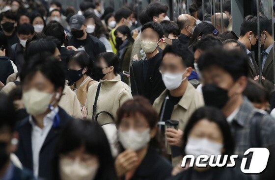 서울 종로구 광화문역에서 시민들이 마스크를 착용한 채 출근하고 있다. 2022.10.21/뉴스1 © News1 임세영 기자