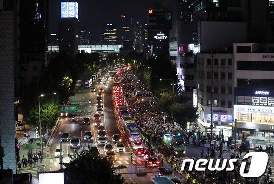 도로 행진하는 '촛불대행진'