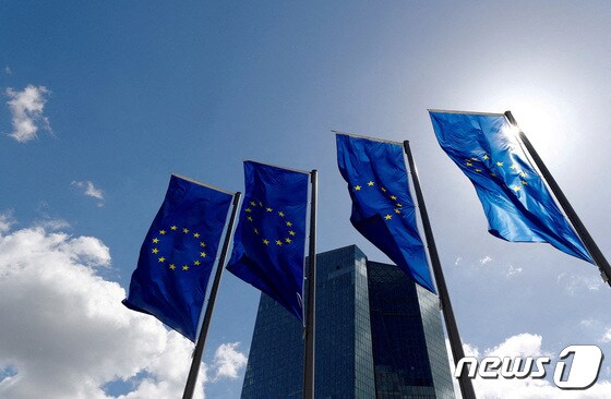 독일 프랑크푸르트 유럽 중앙은행(ECB) 본점 앞에 유럽연합(EU) 깃발이 바람에 날리고 있다. 18.04.26 © 로이터=뉴스1 © News1 권진영 기자