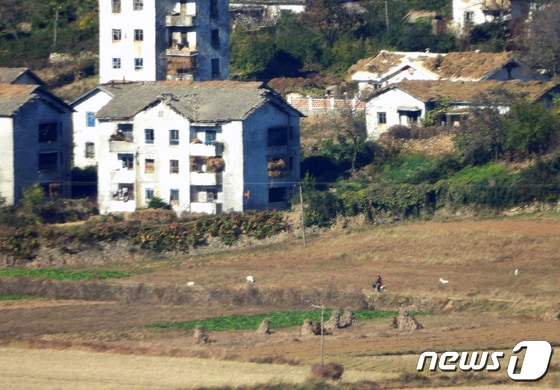경기 김포시에서 바라본 북한 황해도 개풍군 일대 선전 마을. 2022.10.24/뉴스1 © News1 정진욱 기자
