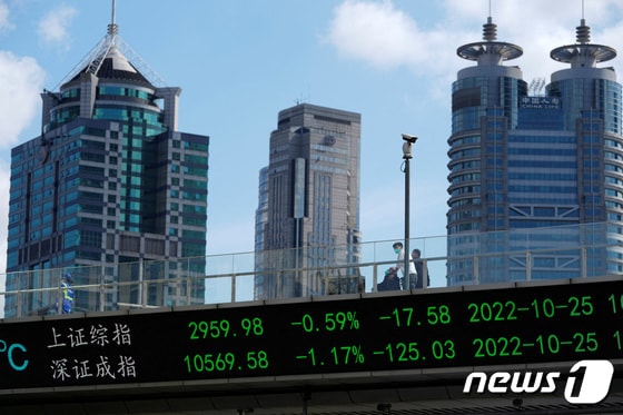 중국 상하이 루자쭈이 금융지구에 있는 상하이와 선전증시 전광판. ' 로이터=뉴스1 © News1 권진영 기자