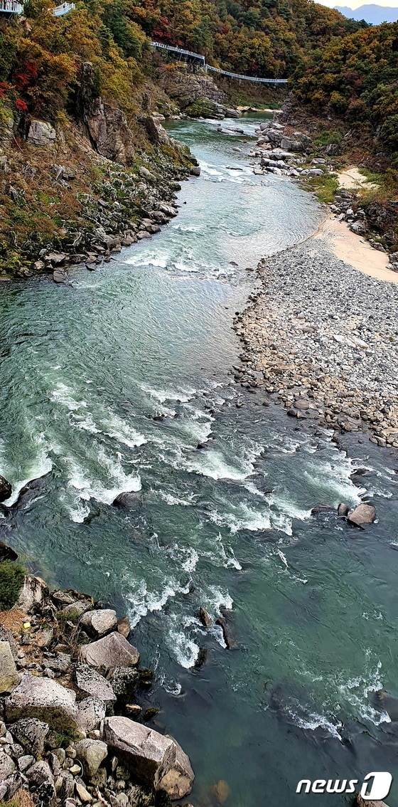 잔도의 북쪽에서 유유히 굽이치며 흘러가는 한탄강. 발원지인 북한의 평강군에서 136km의 협곡을 흘러 연천에서 임진강에 합류된다.