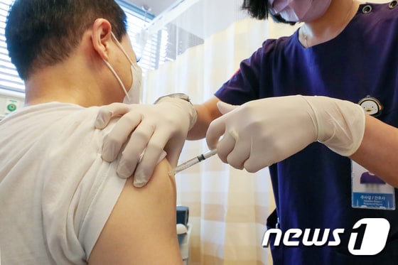 서울 관악구 에이치플러스 양지병원 주사실에서 한 시민이 코로나19 백신 4차 접종을 받고 있다. 2022.10.26/뉴스1 © News1 민경석 기자