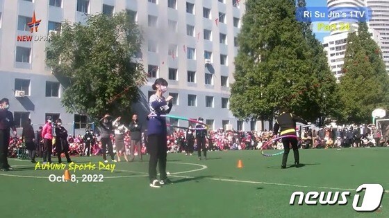 북한 대외용 유튜브 채널인 '뉴 DPRK'가 22일 소학교 운동회 영상을 게재했다. 학생들과 학부모들이 마스크를 쓴 채 운동회에 참석했다. (출처=뉴 DPRK 갈무리)