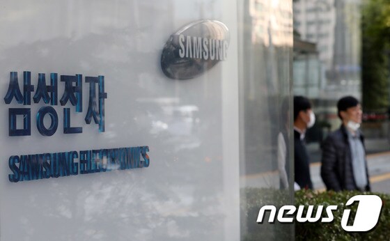 27일 서울 삼성전자 서초사옥에서 관계자들이 드나들고 있다.2022.10.27/뉴스1 © News1 박세연 기자