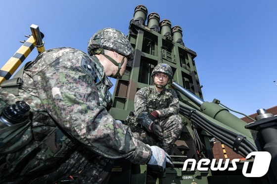 천궁 포대 작전요원들이 '천궁-Ⅱ' 발사대를 통제하며 작전 상황을 공유하고 있다. (공군 제공) 2022.10.27/뉴스1