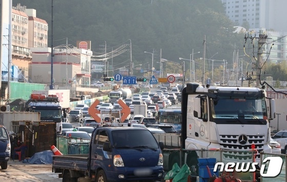 28일 오전 8시 부산 사하구 구평초 인근 도로의 모습.2022.10.28/뉴스1 노경민 기자