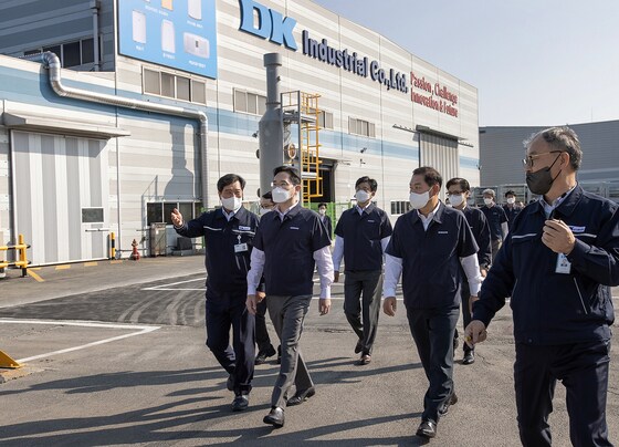 삼성전자 이재용 회장이 광주광역시에 위치한 삼성전자 협력회사 '디케이'를 방문했다. (삼성전자 제공)
