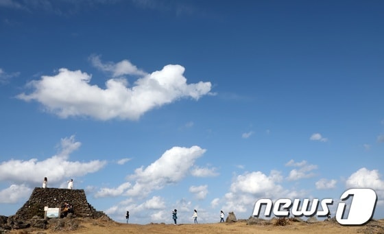  제주시 우도면에서 관광객들이 푸른 하늘을 보며 가을 정취를 만끽하고 있다.2022.10.29/뉴스1 © News1 고동명 기자